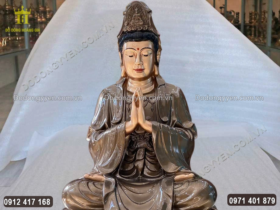 Gương mặt hiền từ ph&uacute;c hậu của Phật b&agrave; được chạm khắc sắc n&eacute;t